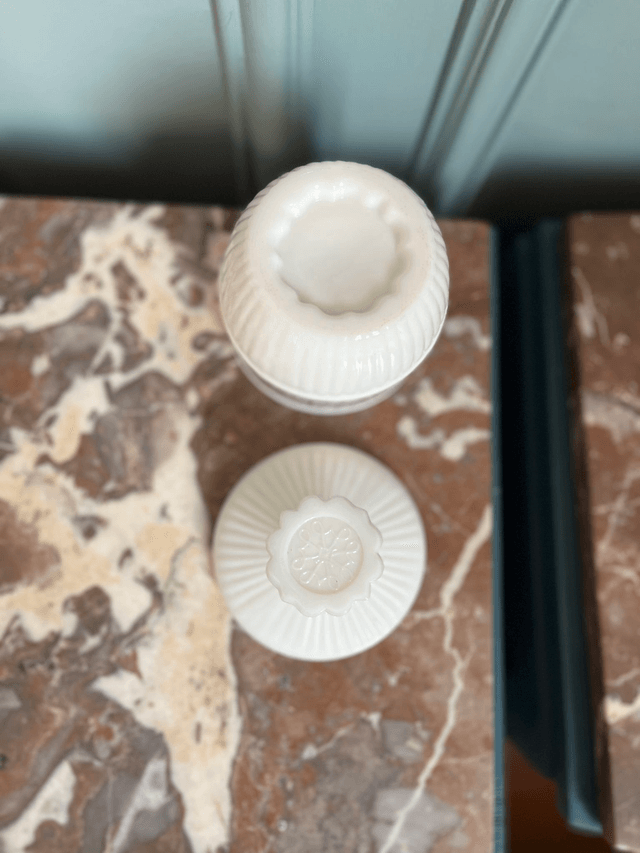 Pot en opaline années 70 de la marque Avon