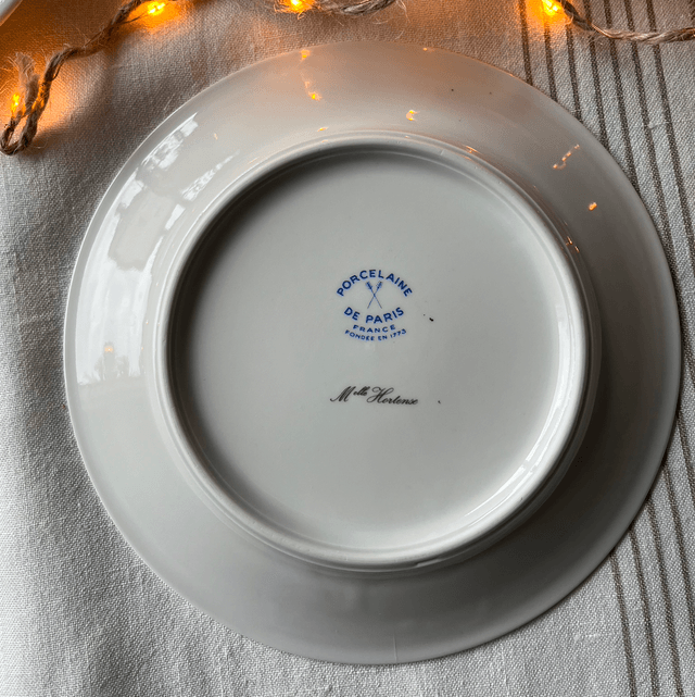 Six assiettes à dessert ou décoratives Porcelaine de Paris 