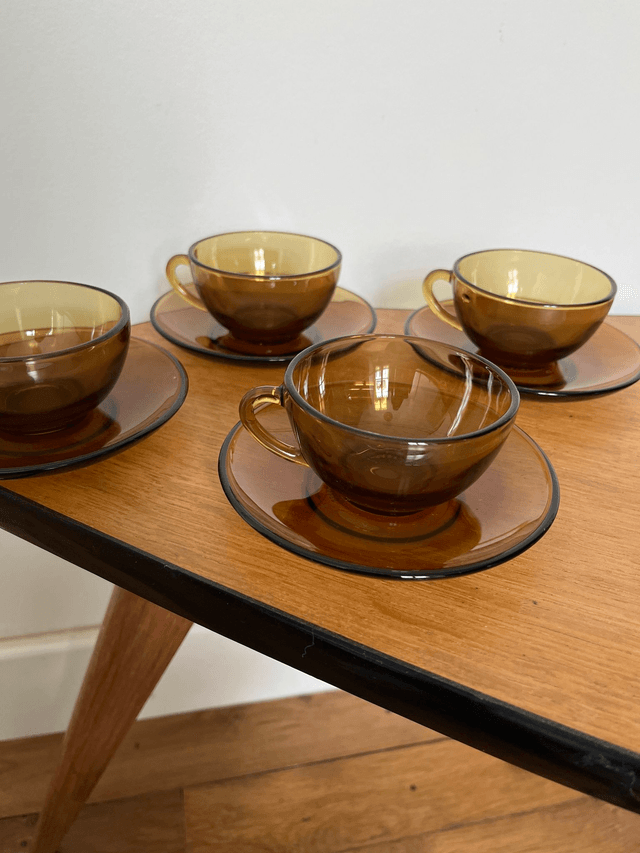 Lot de 4 tasses et sous-tasses à café en verre fumé de la marque Arcoroc