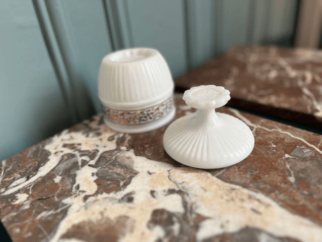 Pot en opaline années 70 de la marque Avon