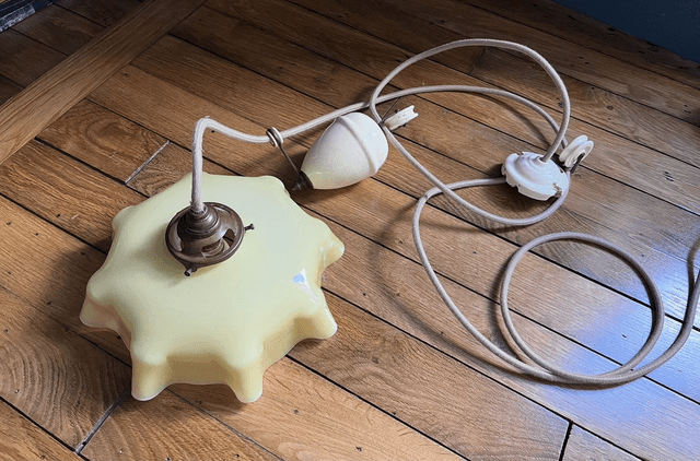Lampe / suspension en opaline avec monte et baisse en céramique  