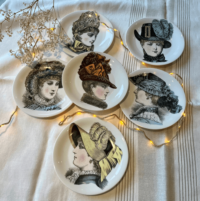 Six assiettes à dessert ou décoratives Porcelaine de Paris 