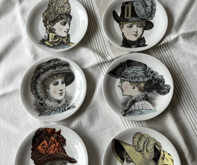 Six assiettes à dessert ou décoratives Porcelaine de Paris 