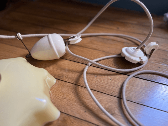 Lampe / suspension en opaline avec monte et baisse en céramique  