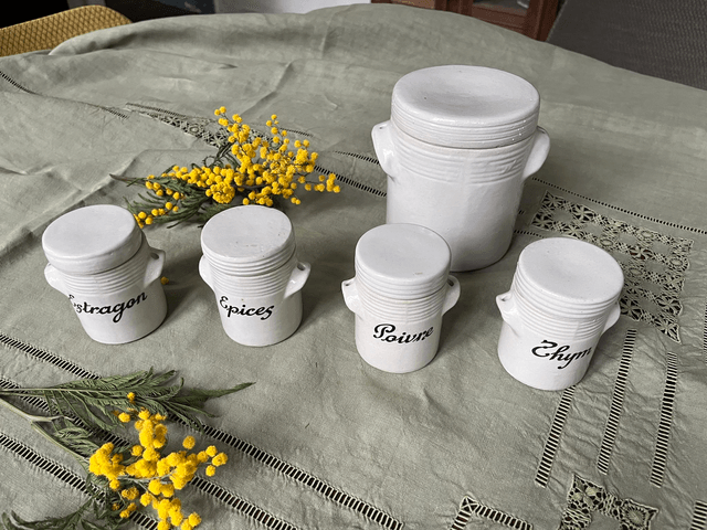 Collection de cinq pots en grès épices