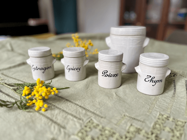 Collection de cinq pots en grès épices