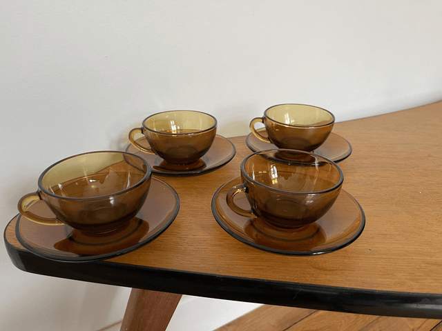 Lot de 4 tasses et sous-tasses à café en verre fumé de la marque Arcoroc