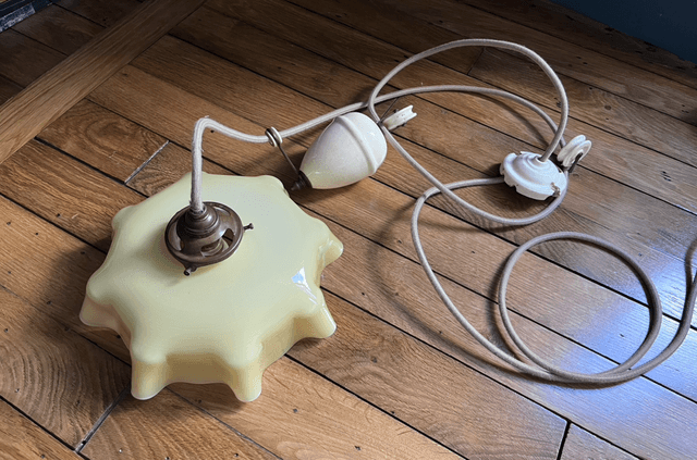 Lampe / suspension en opaline avec monte et baisse en céramique  