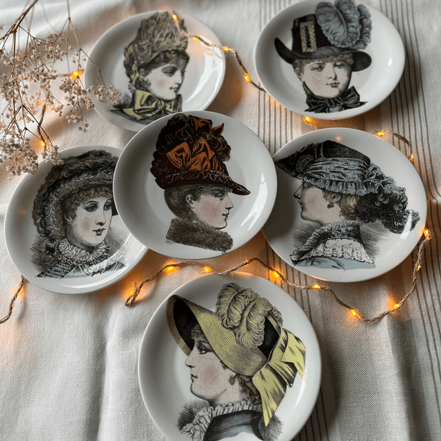 Six assiettes à dessert ou décoratives Porcelaine de Paris 