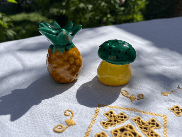 Salière et poivrière en barbotine Ananas et champignon