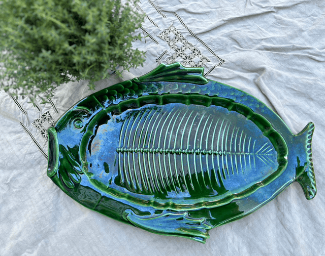 Grand plat poisson en barbotine façon Vallauris