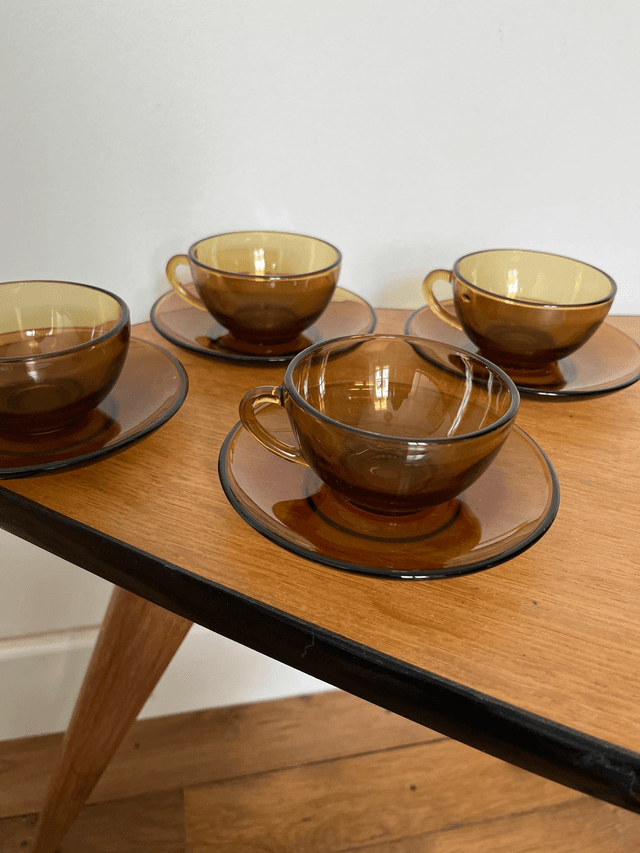 Lot de 4 tasses et sous-tasses à café en verre fumé de la marque Arcoroc