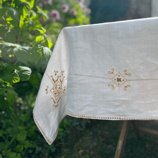 Nappe en lin ancienne brodée à la main 